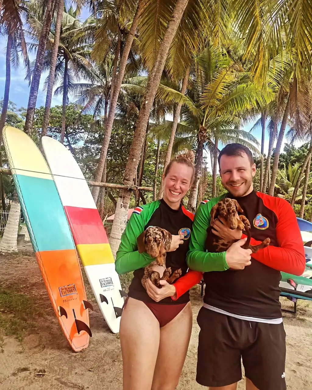 Surfschüler mit Ron und Morita, den Dackel-Maskottchen der Indio Surf School in Playa Sámara